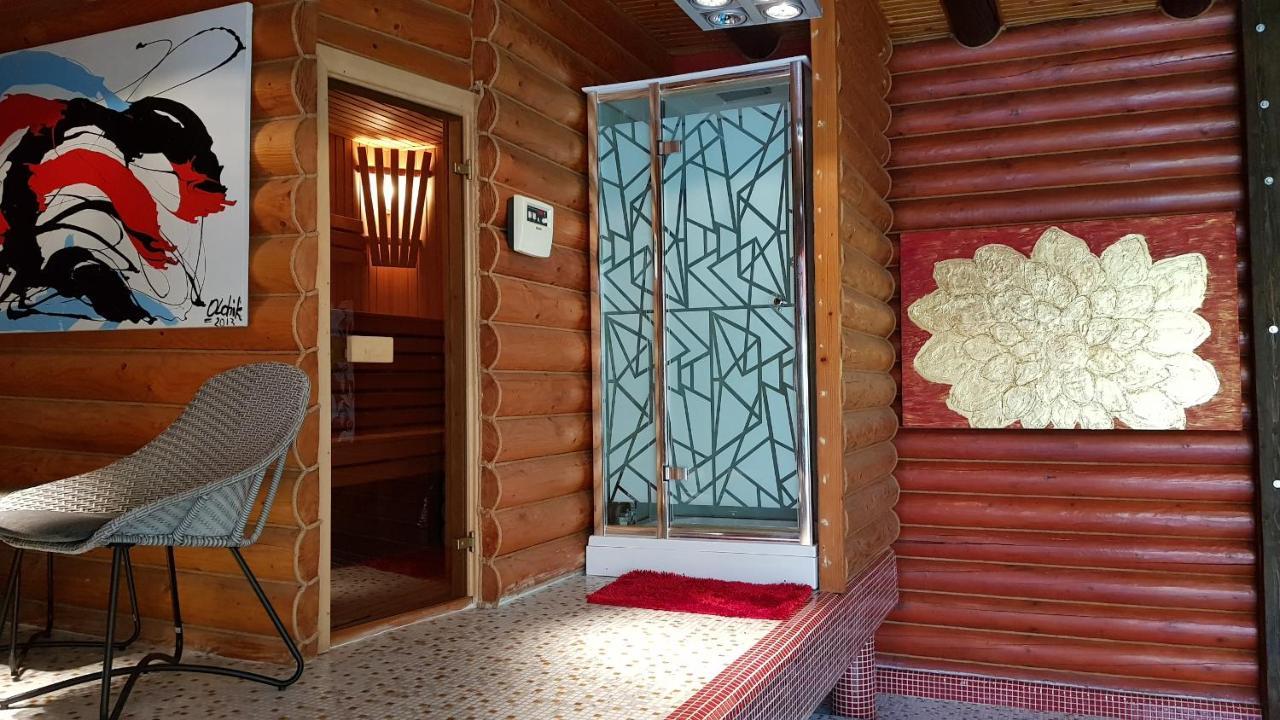 Luxury Villa With Pool And Sauna แชร์นิฟซี ภายนอก รูปภาพ